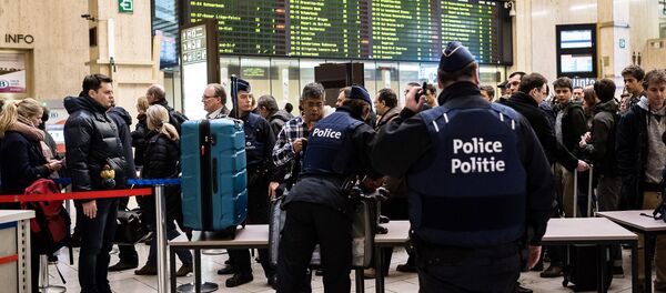 Police search passenger bags at the Central Station in Brussels on Wednesday, March 23, 2016 - Sputnik International