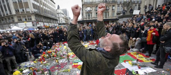 A man reacts at a street memorial following Tuesday's bomb attacks in Brussels, Belgium, March 23, 2016 - Sputnik International