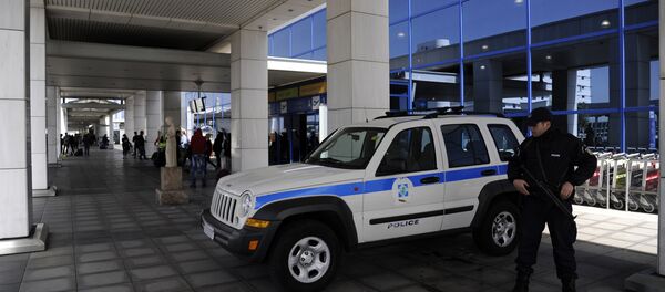 A police officer stands outside the Athens Eleftherios Venizelos International Airport near Athens, Greece, March 22, 2016 - Sputnik International