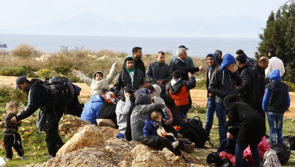 Refugees wait on a roadside after Turkish police prevented them from sailing off to the Greek island of Farmakonisi by dinghies, near a beach in the western Turkish coastal town of Didim, Turkey, March 9, 2016 - Sputnik International