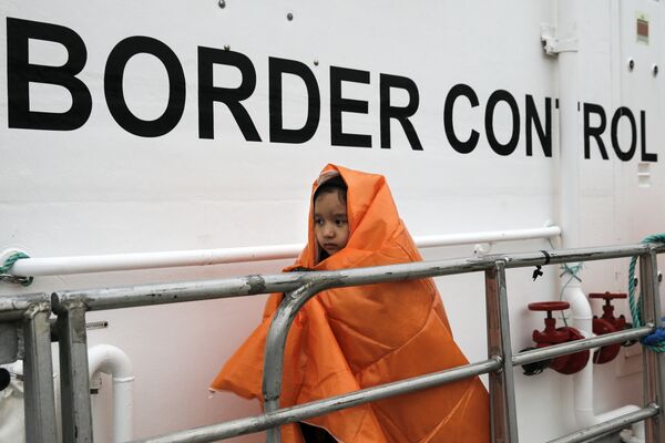 A refugee girl covered with a blanket and rescued at open sea prepares to disembark a Frontex patrol vessel at the port of Mytilene on the Lesbos island, Greece March 22, 2016. - Sputnik International