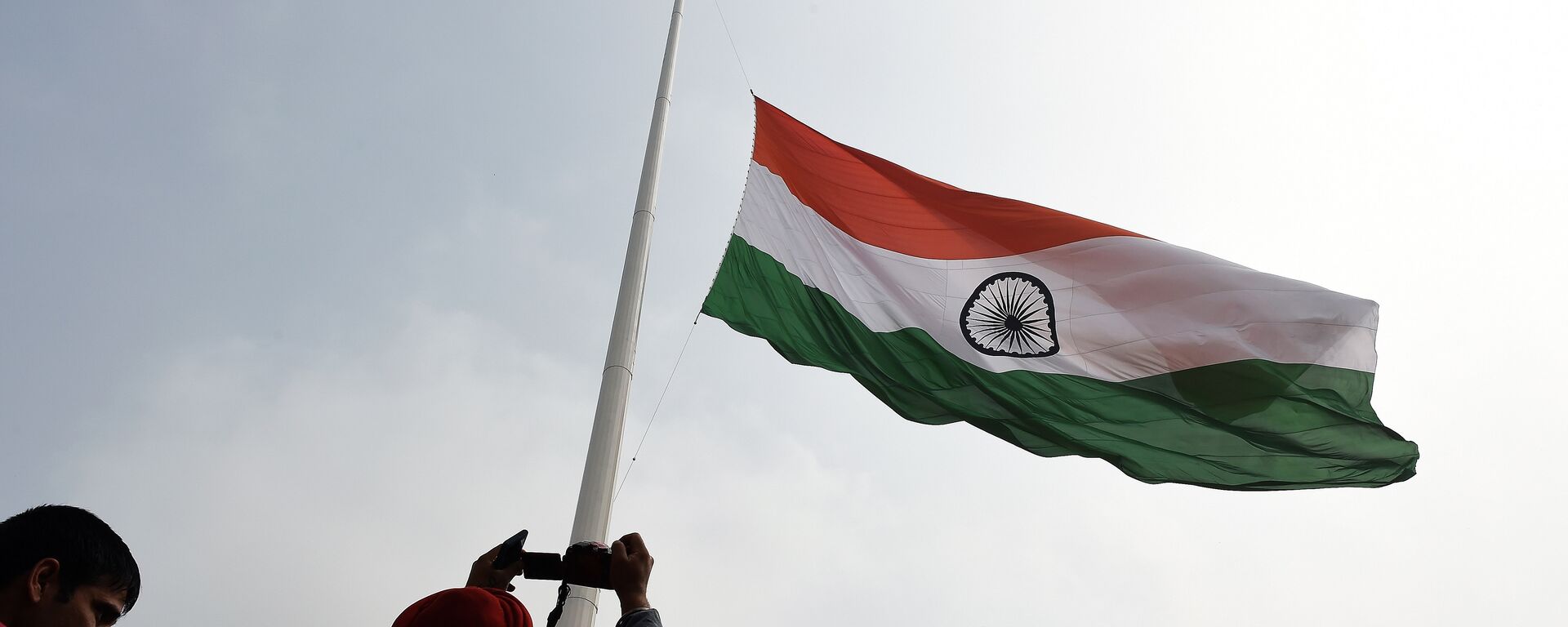 Indian residents photograph India's tallest flag as it is unveiled in Faridabad on the outskirts of New Delhi on March 3, 2015 - Sputnik International, 1920, 29.05.2021