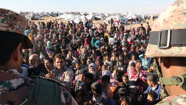 Syrian refugees, stuck between the Jordanian and Syrian borders, wait to cross into Jordan, at the Hadalat border crossing, east of the Jordanian capital Amman, on January 14, 2016 - Sputnik International