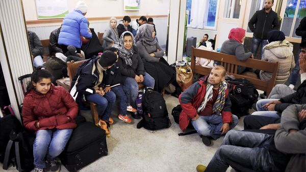Iraqi refugees wait for a train to Helsinki at Kemi railway station in northwestern Finland, on 17 September 2015 - Sputnik International