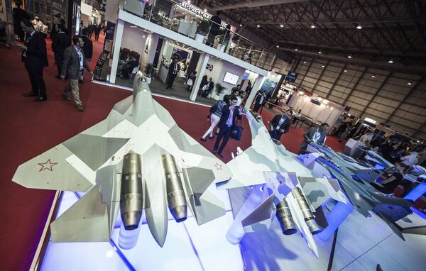 Models of the T-50, left, and Su-35 Russian fighter jets at the Rosoboronexport stand during the 2015 Dubai Airshow international exhibition - Sputnik International