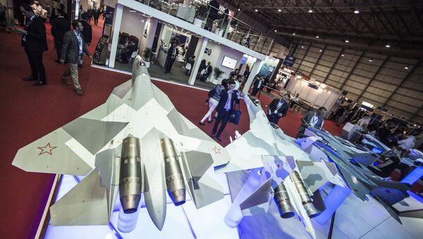Models of the T-50, left, and Su-35 Russian fighter jets at the Rosoboronexport stand during the 2015 Dubai Airshow international exhibition - Sputnik International