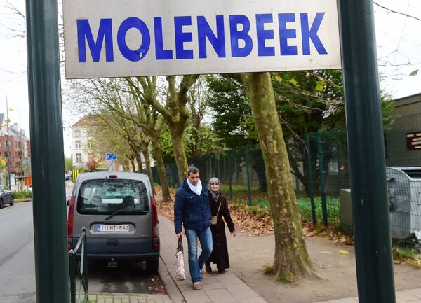 People make their way in the vicinity of a police intervention to arrest people in connection with the deadly attacks inParis, in Brussels' Molenbeek district, on November 15, 2015. People make their way in the vicinity of a police intervention to arrest people in connection with the deadly attacks inParis, in Brussels' Molenbeek district, on November 15, 2015. - Sputnik International