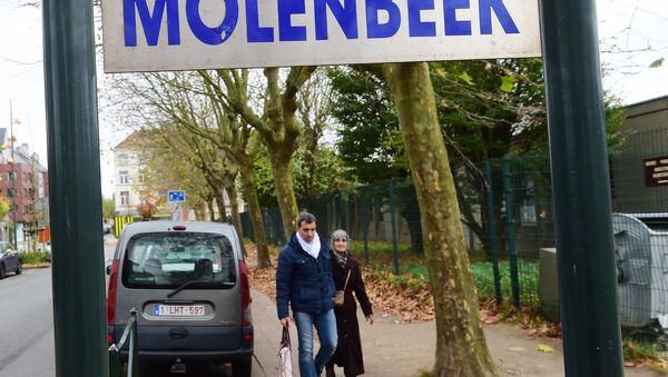 People make their way in the vicinity of a police intervention to arrest people in connection with the deadly attacks inParis, in Brussels' Molenbeek district, on November 15, 2015. - Sputnik International