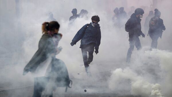 Cloud of tear gas surround French high school and university students take part in a demonstration against the labour reform bill proposal in Nantes, France, March 24, 2016 as part of a nationwide labor reform protest - Sputnik International