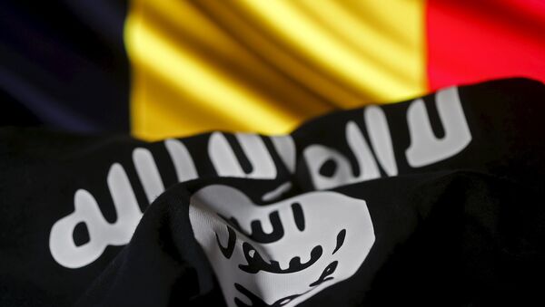 Islamic State flag is seen in front of a Belgian flag in this illustration taken March 22, 2016 - Sputnik International
