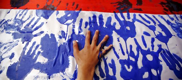 Hand prints on a Yemeni flag during a gathering held by Houthi loyalists against Saudi-led air strikes in Yemen's capital Sanaa March 9, 2016. - Sputnik International