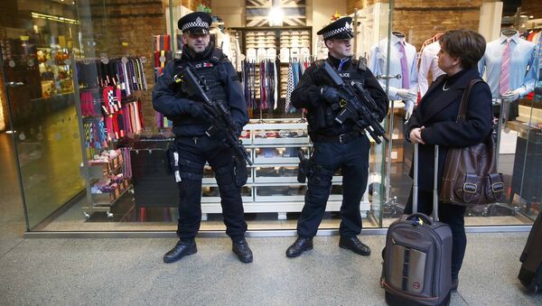 A passenger chats to armed police officers on patrol after Eurostar trains to Brussels were cancelled at St Pancras station in central London, Britain. - Sputnik International