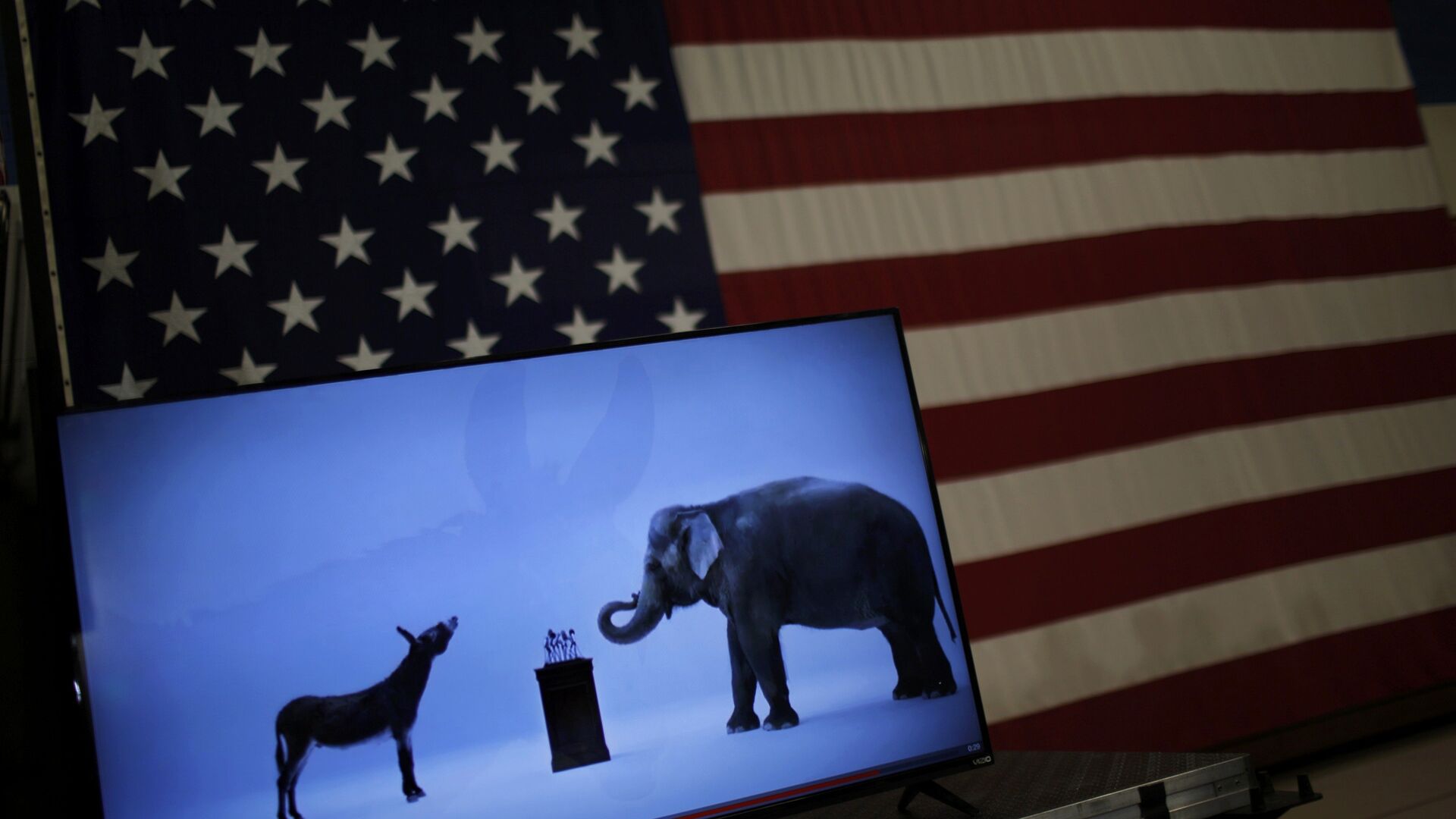 The mascots of the Democratic and Republican parties, a donkey for the Democrats and an elephant for the GOP, are seen on a video screen at Democratic U.S. presidential candidate Hillary Clinton's campaign rally in Cleveland, Ohio March 8, 2016 - Sputnik International, 1920, 20.01.2022