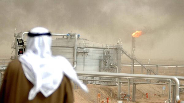 An employee of the Kuwait Oil Company (KOC) looks at 25 January 2005 the Gathering Center No.15 of al-Rawdatain field, 100 kms north of Kuwait City - Sputnik International