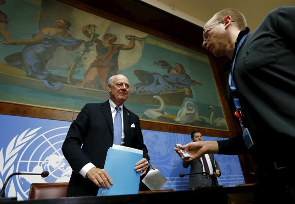 U.N. mediator for Syria, Staffan de Mistura (L) talks with Reuters journalist Tom Miles after a news conference at the end of the Syria peace talks at the United Nations in Geneva, Switzerland, March 24, 2016 U.N. mediator for Syria, Staffan de Mistura (L) talks with Reuters journalist Tom Miles after a news conference at the end of the Syria peace talks at the United Nations in Geneva, Switzerland, March 24, 2016 - Sputnik International