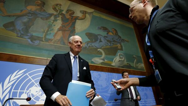 U.N. mediator for Syria, Staffan de Mistura (L) talks with Reuters journalist Tom Miles after a news conference at the end of the Syria peace talks at the United Nations in Geneva, Switzerland, March 24, 2016 - Sputnik International
