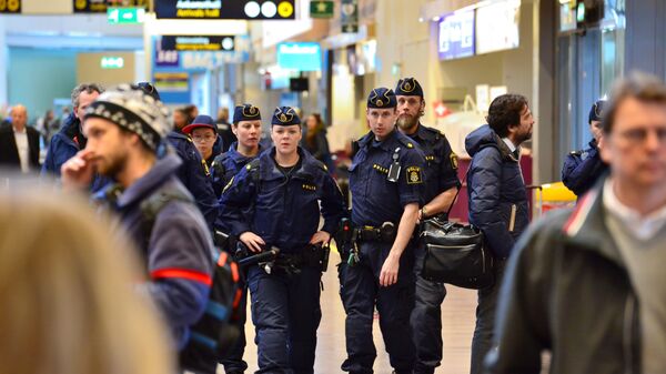 Swedish policemen patrol the Arlanda airport outside Stockholm, Sweden March 22, 2016. - Sputnik International