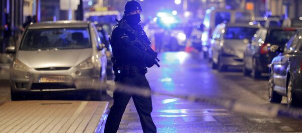 A masked Belgian police takes part in police operations in Schaerbeek following Tuesday's bomb attacks in Brussels, Belgium, March 25, 2016. - Sputnik International