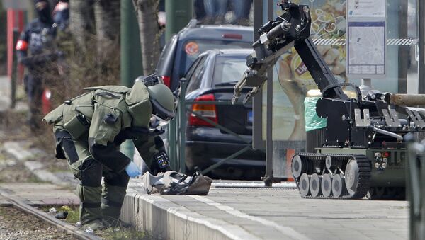 Police use a robotic device as they take part in a search in the Brussels borough of Schaerbeek following Tuesday's bombings in Brussels, Belgium - Sputnik International