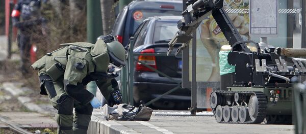 Police use a robotic device as they take part in a search in the Brussels borough of Schaerbeek following Tuesday's bombings in Brussels, Belgium - Sputnik International