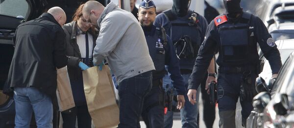 Police look at bags of evidence material during a search in the Brussels borough of Schaerbeek following Tuesday's bombings in Brussels, Belgium, March 25, 2016. Police look at bags of evidence material during a search in the Brussels borough of Schaerbeek following Tuesday's bombings in Brussels, Belgium, March 25, 2016. - Sputnik International