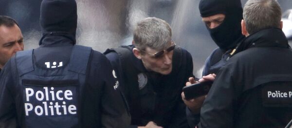Police take part in a search in the Brussels borough of Schaerbeek following Tuesday's bombings in Brussels, Belgium, March 25, 2016. - Sputnik International