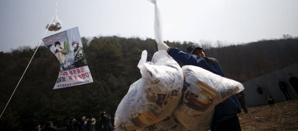Park Sang-Hak, a North Korean defector living in the South and leader of an anti-North Korea civic group, holds a balloon containing leaflets denouncing North Korean leader Kim Jong Un, near the demilitarized zone separating the two Koreas in Paju, South Korea, March 26, 2016, on the sixth anniversary of the sinking of the naval ship Cheonan. - Sputnik International