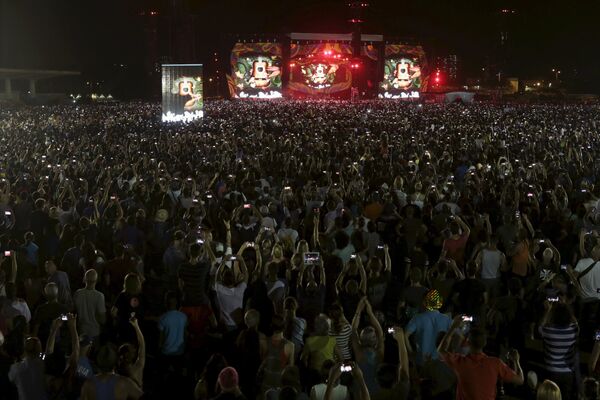 Fans take photographs with their mobile phones before a free outdoor concert by the Rolling Stones at Ciudad Deportiva de la Habana sports complex in Havana, Cuba March 25, 2016. Fans take photographs with their mobile phones before a free outdoor concert by the Rolling Stones at Ciudad Deportiva de la Habana sports complex in Havana, Cuba March 25, 2016. - Sputnik International