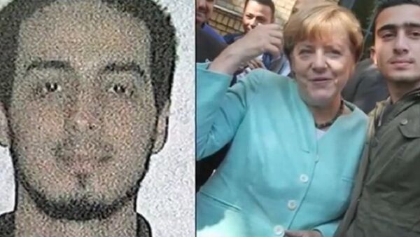 Merkel and refugee selfie - Sputnik International