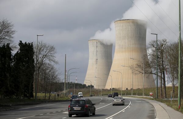 Steam escapes from the cooling tower of the Tihange nuclear power station, one of the two large-scale nuclear power plants in Belgium, March 26, 2016. Steam escapes from the cooling tower of the Tihange nuclear power station, one of the two large-scale nuclear power plants in Belgium, March 26, 2016. - Sputnik International