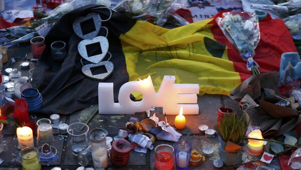 Candles and a flag are seen at the Place de la Bourse as people pay tribute to the victims of Tuesday's bomb attacks in Brussels, Belgium, March 25, 2016. - Sputnik International