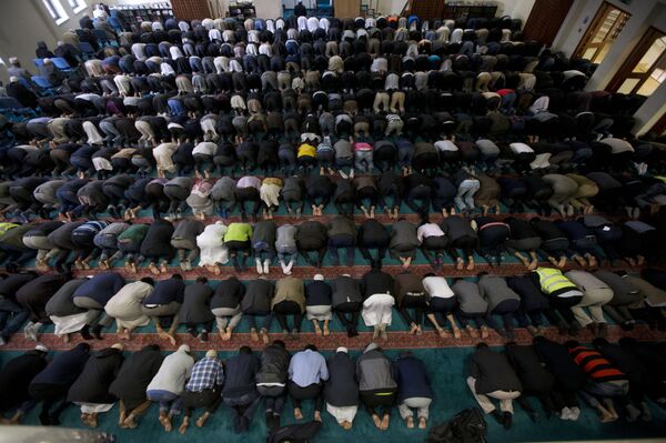 Men take part in prayers at the 7,000 worshipper capacity East London Mosque in east London, the largest mosque in the United Kingdom Men take part in prayers at the 7,000 worshipper capacity East London Mosque in east London, the largest mosque in the United Kingdom - Sputnik International