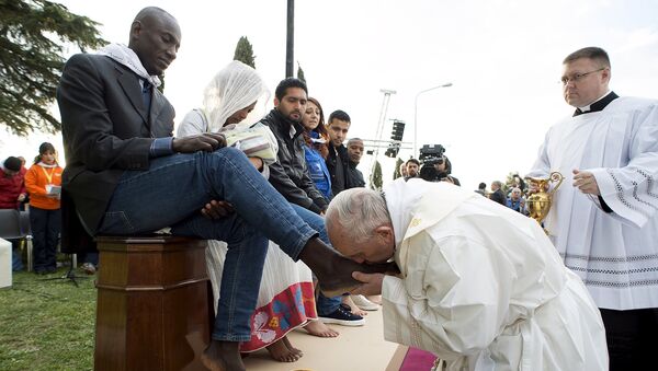 Pope Francis kisses the foot of a refugee during the foot-washing ritual at the Castelnuovo di Porto refugees center near Rome, Italy - Sputnik International