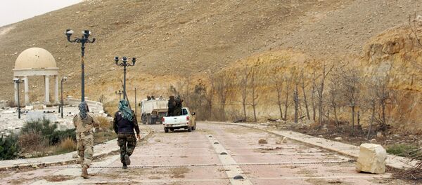 Syrian troops walk in an area next to a mansion belonging to the Qatari royal family on the outskirts of the ancient city of Palmyra on March 24, 2016. - Sputnik International