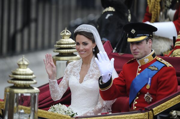 Britain's Prince William and his wife Kate, Duchess of Cambridge, wave as they travel in the 1902 State Landau carriage along the Processional Route to Buckingham Palace, in London, on April 29, 2011 Britain's Prince William and his wife Kate, Duchess of Cambridge, wave as they travel in the 1902 State Landau carriage along the Processional Route to Buckingham Palace, in London, on April 29, 2011 - Sputnik International