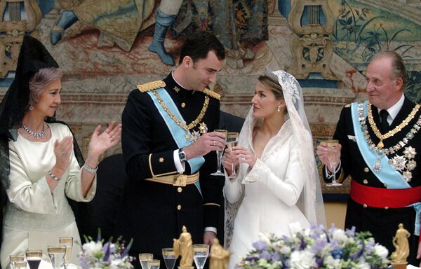 Spanish Crown Prince Felipe of Bourbon and his wife Princess of Asturias Letizia Ortiz toast next to Juan Carlos of Spain and Queen Sofia during the reception at the Royal Palace in Madrid 22 May 2004. Spanish Crown Prince Felipe of Bourbon and his wife Princess of Asturias Letizia Ortiz toast next to Juan Carlos of Spain and Queen Sofia during the reception at the Royal Palace in Madrid 22 May 2004. - Sputnik International