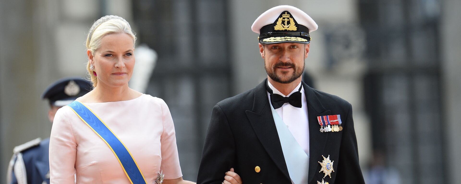 Crown Princess Mette-Marit of Norway (L) and Crown Prince Haakon of Norway arrive for the wedding of Sweden's Crown Prince Carl Philip and Sofia Hellqvist at Stockholm Palace on June 13, 2015. - Sputnik International, 1920, 03.02.2026