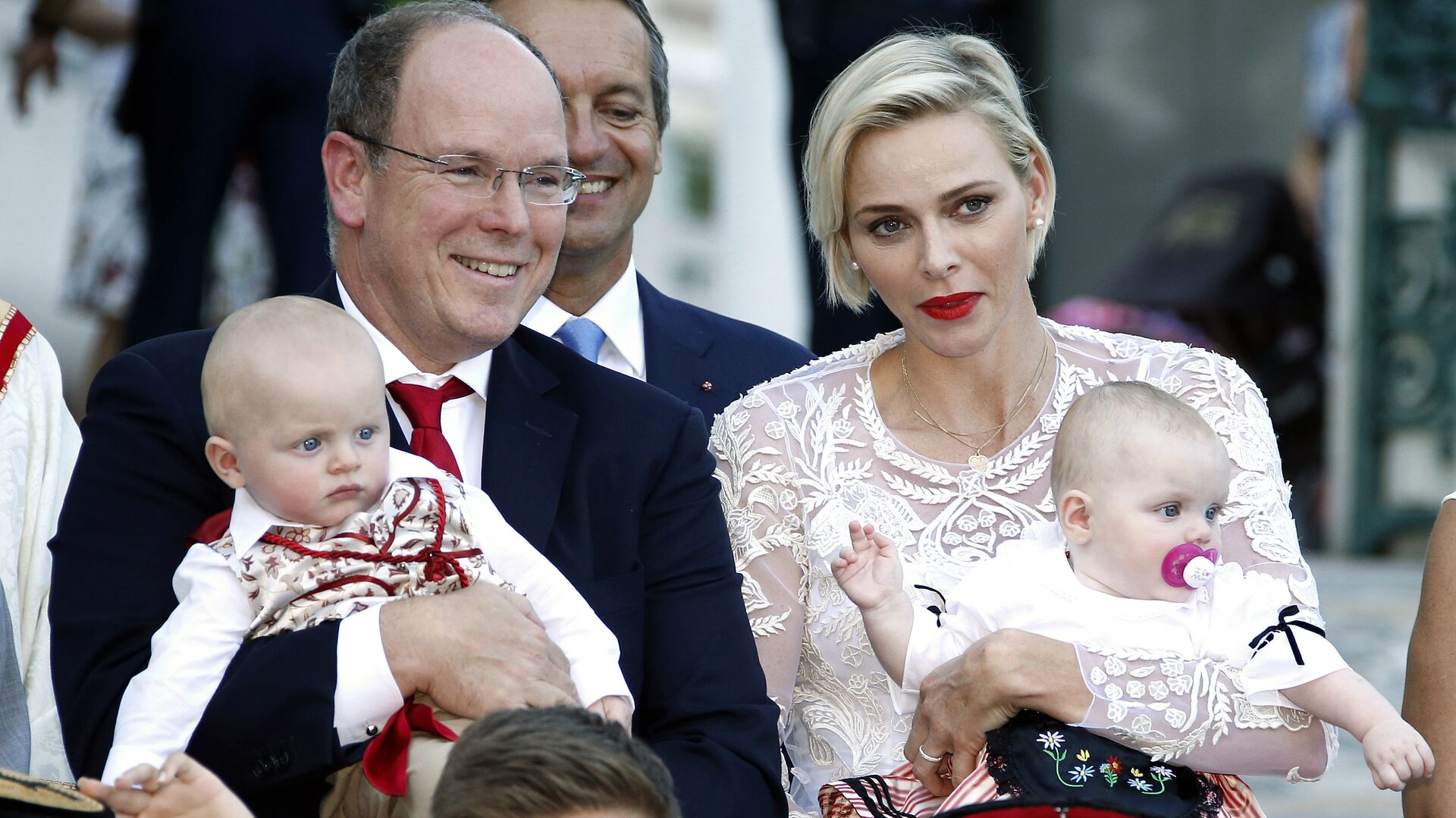 Prince Albert II and his wife Princess Charlene of Monaco arrive with their twins, Prince Jacques and Princess Gabriella, to take part in the traditional Pique Nique Monegasque (Monaco's picnic) in Monaco August 28, 2015. - Sputnik International, 1920, 09.09.2021