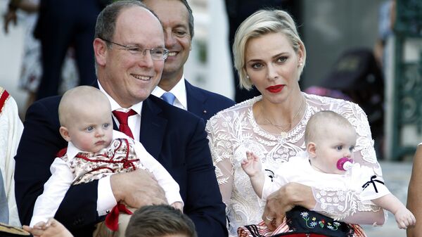 Prince Albert II and his wife Princess Charlene of Monaco arrive with their twins, Prince Jacques and Princess Gabriella, to take part in the traditional Pique Nique Monegasque (Monaco's picnic) in Monaco August 28, 2015. - Sputnik International