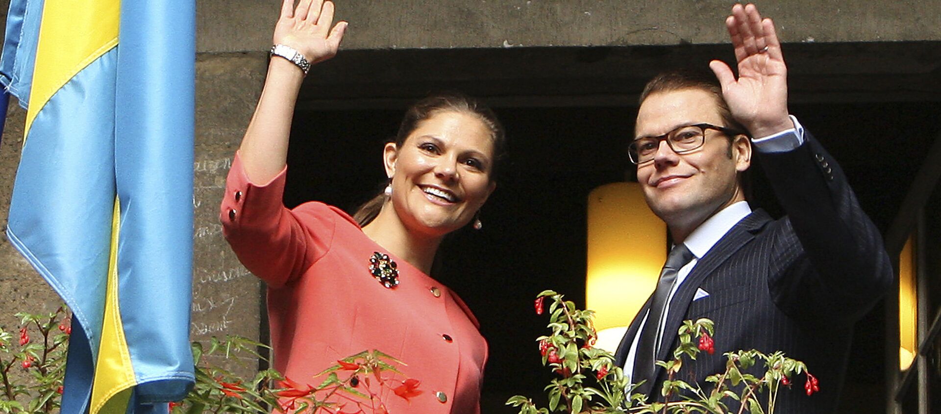 Sweden's Crown Princess Victoria, left and her husband Prince Daniel gesture from the balcony of the Bernadotte museum in Pau, southwestern France, Tuesday, Sept. 28, 2010. - Sputnik International, 1920, 10.02.2021
