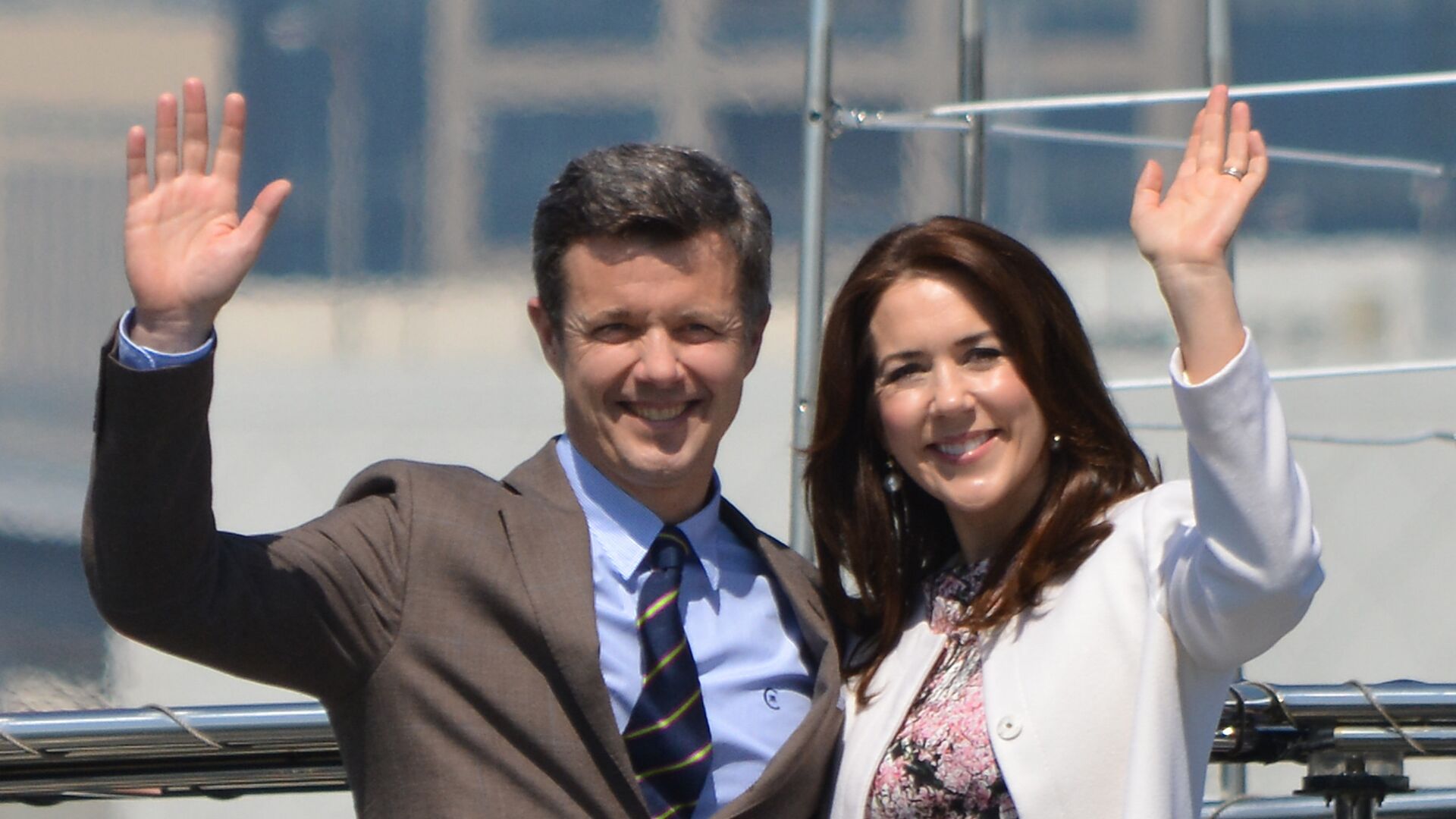 Danish Crown Princess Mary (R) and Crown Prince Frederik (L) wave to the press from a cruise boat during their inspection to the 2020 Tokyo Olympic and Paralympic Games facilities planned sites in Tokyo on March 27, 2015. - Sputnik International, 1920, 14.01.2024