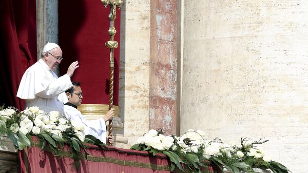 Pope Francis delivers the Urbi et Orbi benediction at the end of the Easter Mass in Saint Peter's Square at the Vatican - Sputnik International