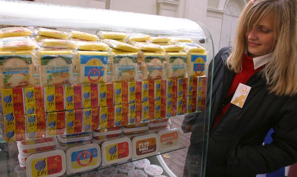 The Hermitage public garden hosted Moscow's maiden cheese festival to honor Druzhba processed cheese, which all Russians love, and the 70th establishment anniversary of the Moscow-based Karat processed cheese works The Hermitage public garden hosted Moscow's maiden cheese festival to honor Druzhba processed cheese, which all Russians love, and the 70th establishment anniversary of the Moscow-based Karat processed cheese works - Sputnik International