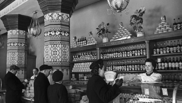 A food shop inside Ukraina Hotel in Moscow, 1958. (File) - Sputnik International