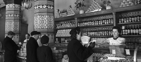 A food shop inside Ukraina Hotel in Moscow, 1958. (File) - Sputnik International