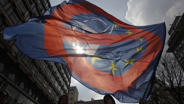A man waves an anti NATO and EU flag during an anti NATO rally in downtown Belgrade, Serbia, March 27, 2016. - Sputnik International