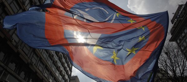 A man waves an anti NATO and EU flag during an anti NATO rally in downtown Belgrade, Serbia, March 27, 2016. - Sputnik International