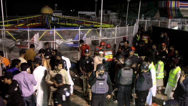 Pakistani police officers and rescue workers gather at the site of bomb explosion in a park in Lahore, Pakistan - Sputnik International