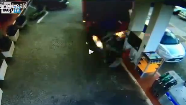Lorry out of control crashes into gas station (two angles) - Sputnik International