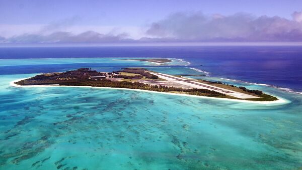 An aerial view of the 2.5 square mile Midway Atoll is shown June 5, 2002 file photo. - Sputnik International